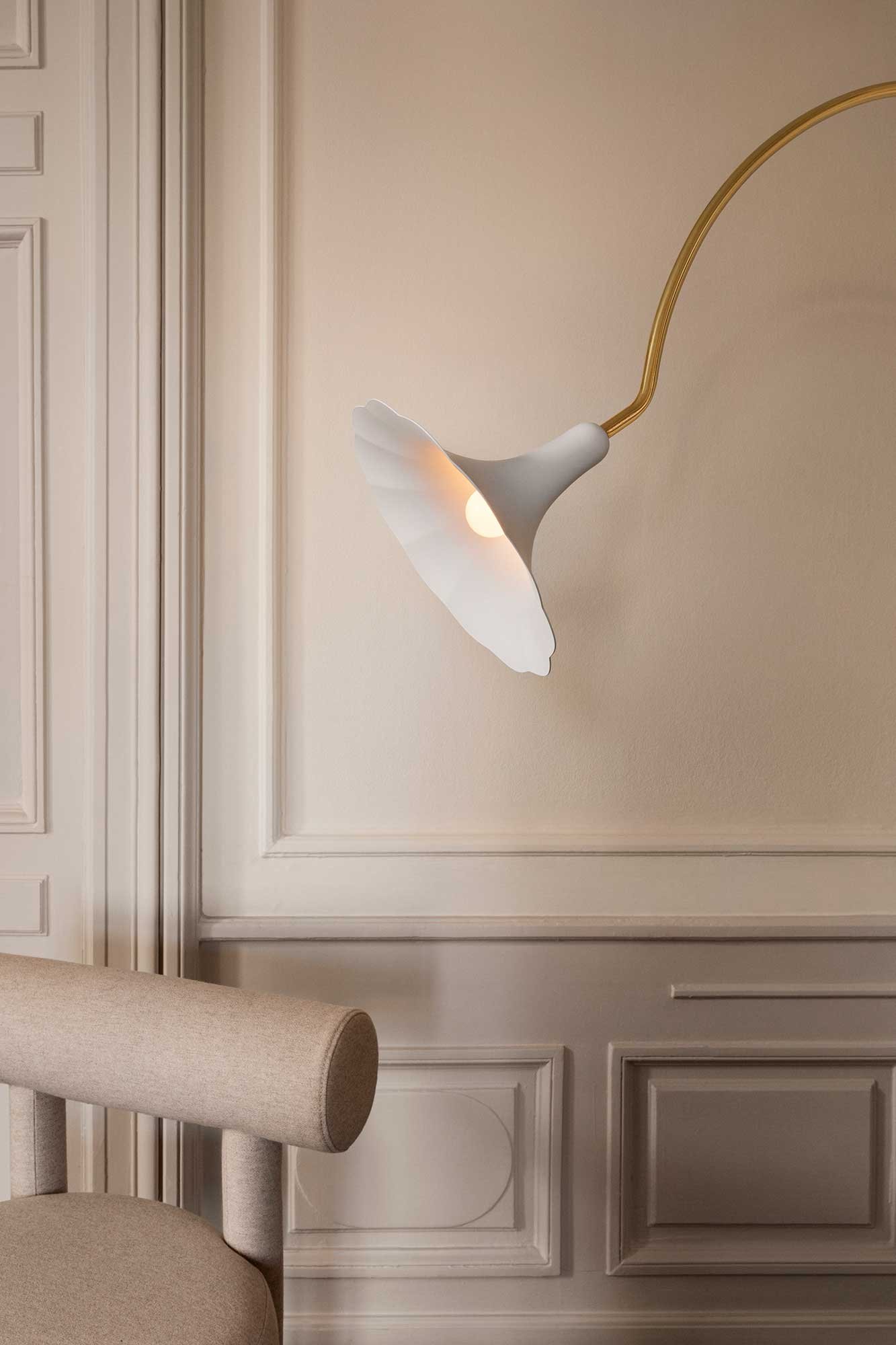 9147005 NUURA PETALII GULVLAMPE HVID POLERET MESSING 4
