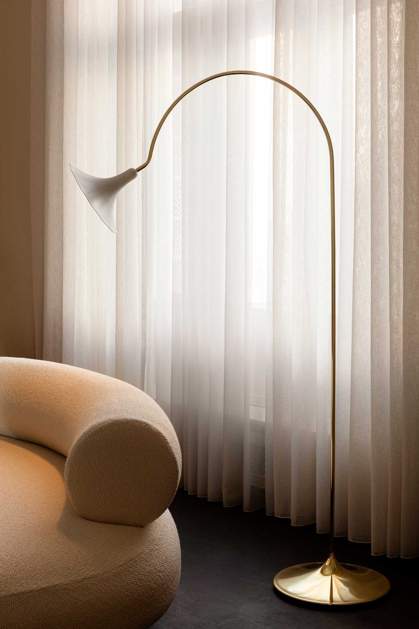 9147005 NUURA PETALII GULVLAMPE HVID POLERET MESSING 3