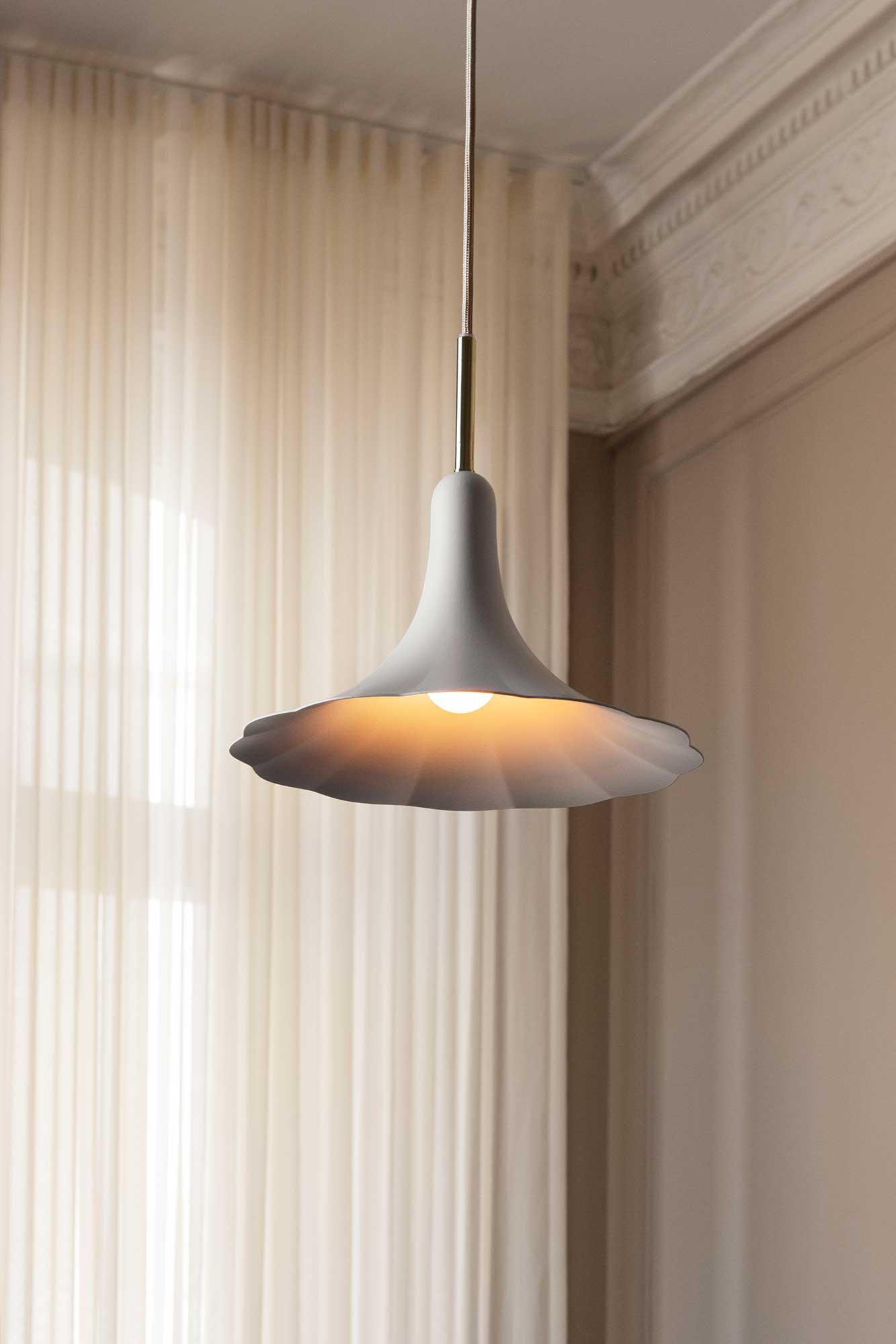 9147004 NUURA PETALII 1 PENDEL SMALL HVID POLERET MESSING 4