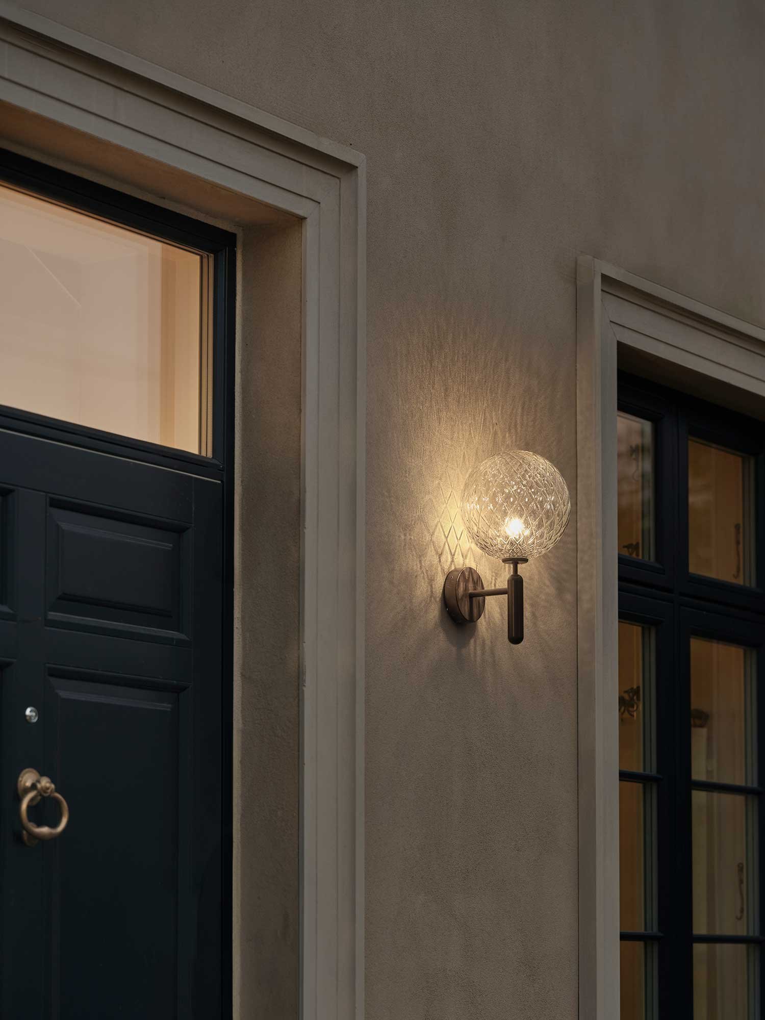 9146925 NUURA MIIRA VÆGLAMPE OUTDOOR DARK BRONZE OPTIC CLEAR 2