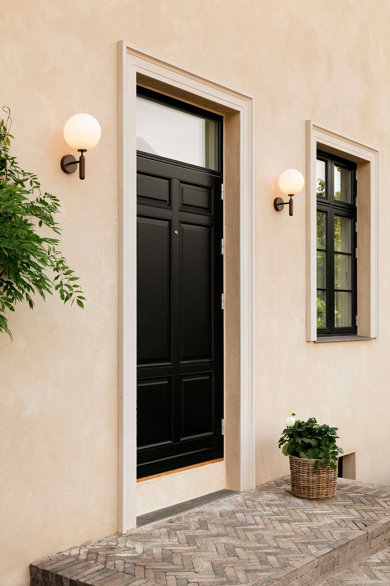9146926 NUURA MIIRA VÆGLAMPE OUTDOOR DARK BRONZE OPAL 2