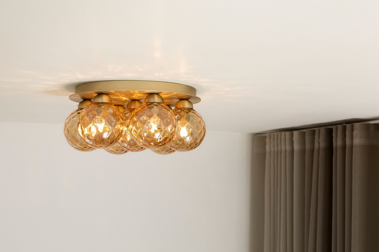 9146992 NUURA APIALES 7 PLAFOND BØRSTET MESSING OPTIC GOLD 3