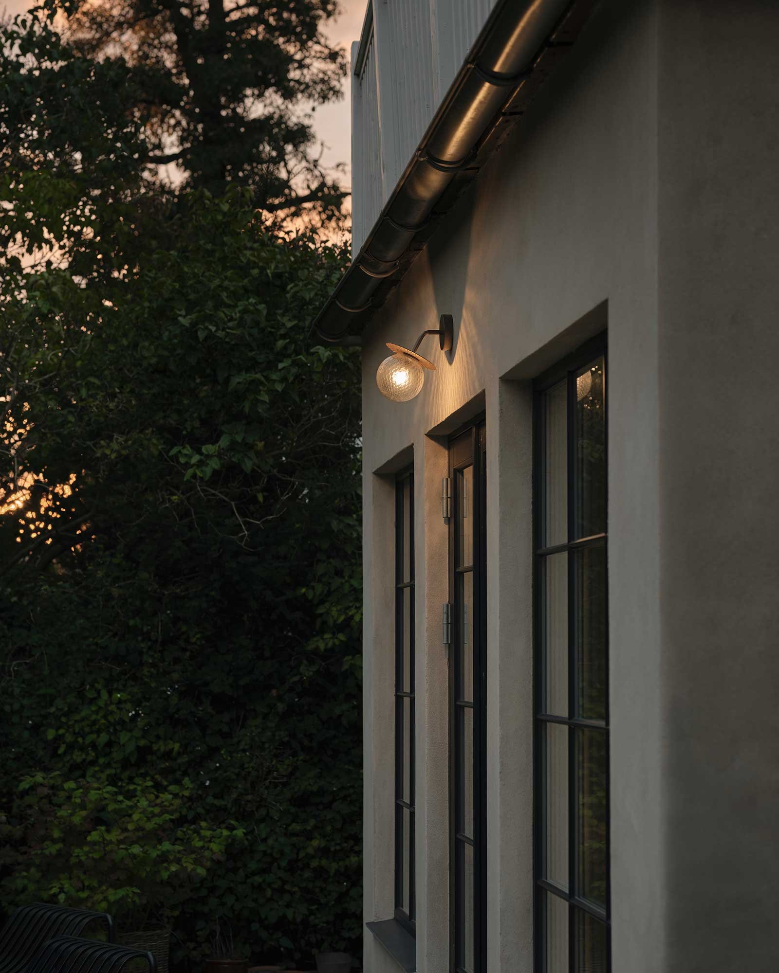 9146934 NUURA LIILA VÆGLAMPE OUTDOOR DARK BRONZE OPTIC CLEAR 4