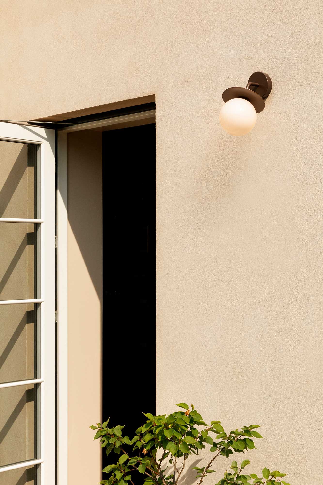 9146933 NUURA LIILA VÆGLAMPE OUTDOOR DARK BRONZE OPAL 3
