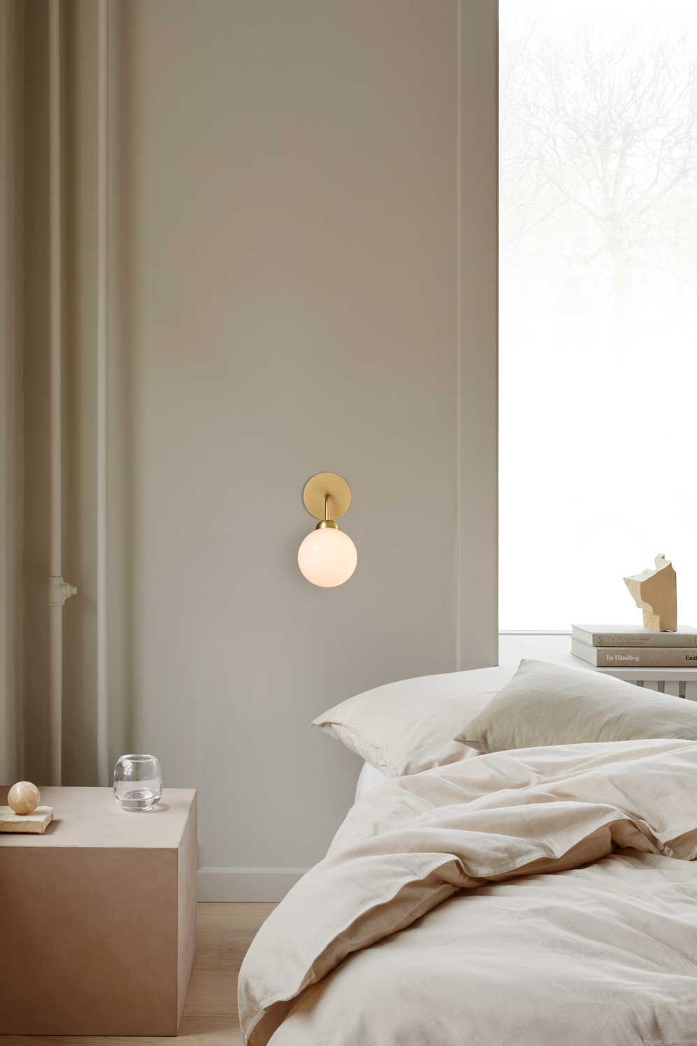 9146978 NUURA APIALES VÆGLAMPE BØRSTET MESSING OPAL 4