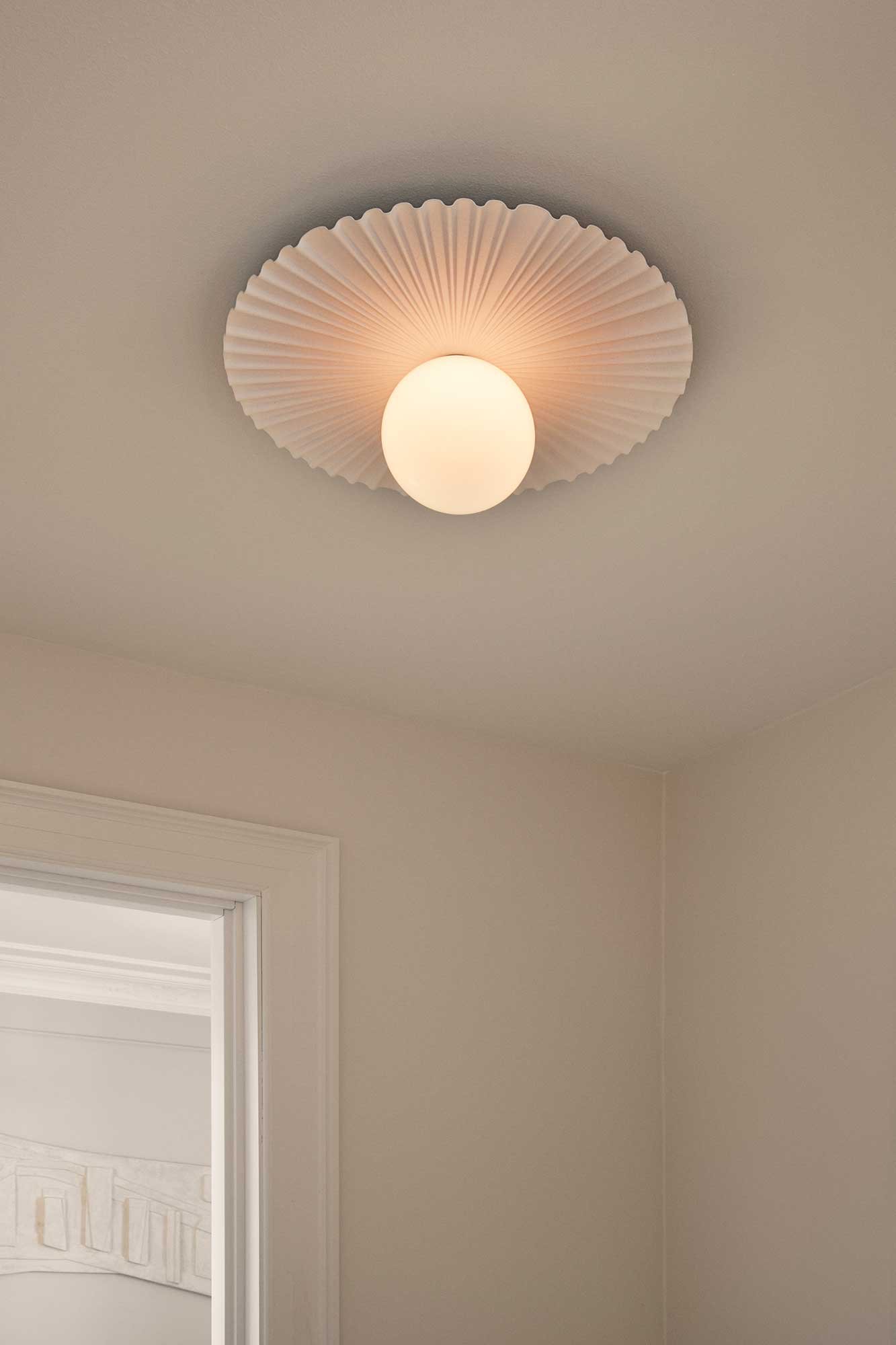 9146958 NUURA LIILA MUUSE MEDIUM VÆG LOFTLAMPE HVID OPAL 5
