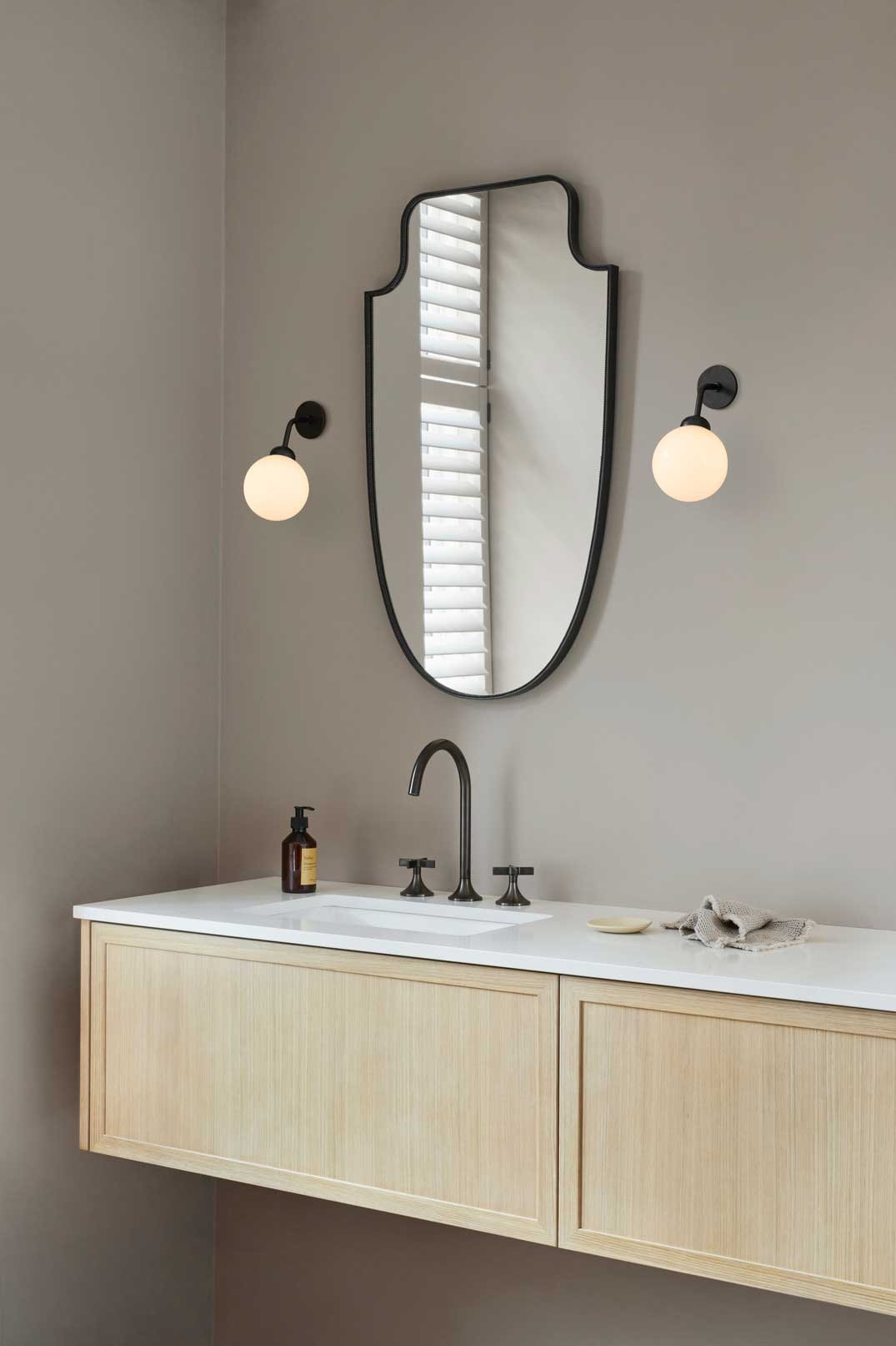 9146981 NUURA APIALES VÆGLAMPE HARD WIRED SATIN BLACK OPAL 7