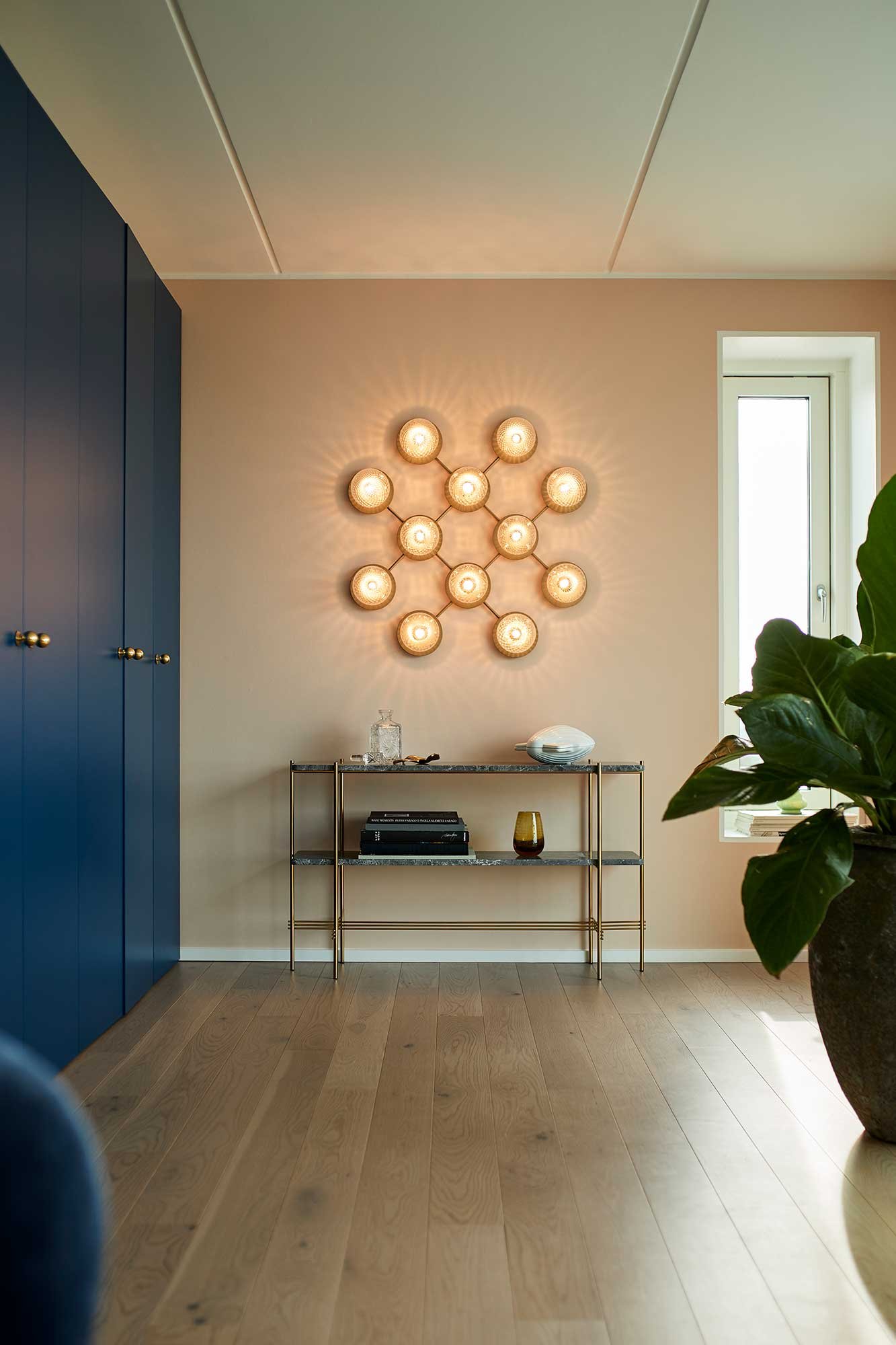 9146927 NUURA LIILA 12 VÆGLOFTLAMPE NORDIC GOLD OPTIC CLEAR 3
