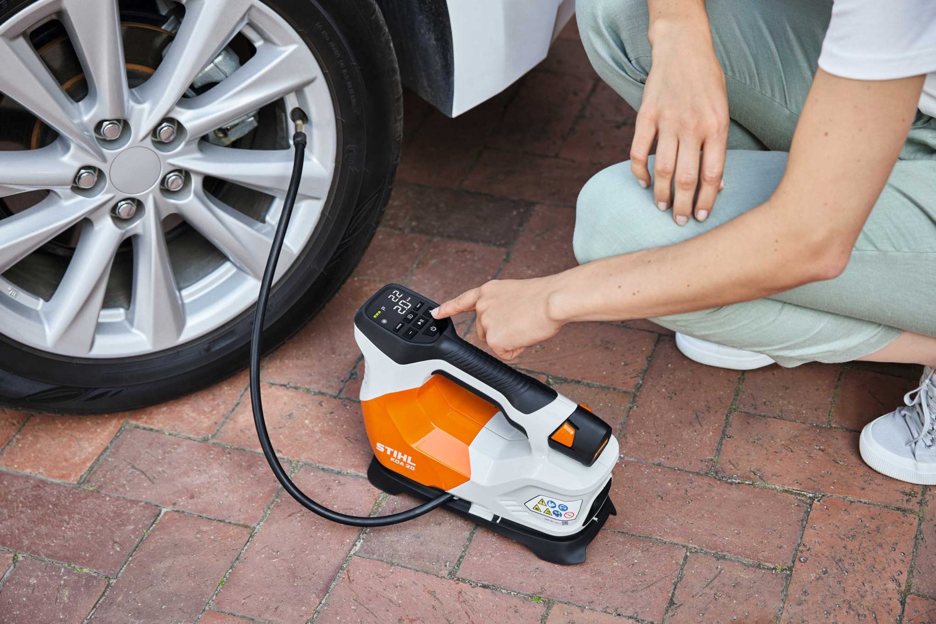 9147046 STIHL BATTERI KOMPRESSOR KOA 20 MED AS 2 BATTERI OG AL 1 LADER 4