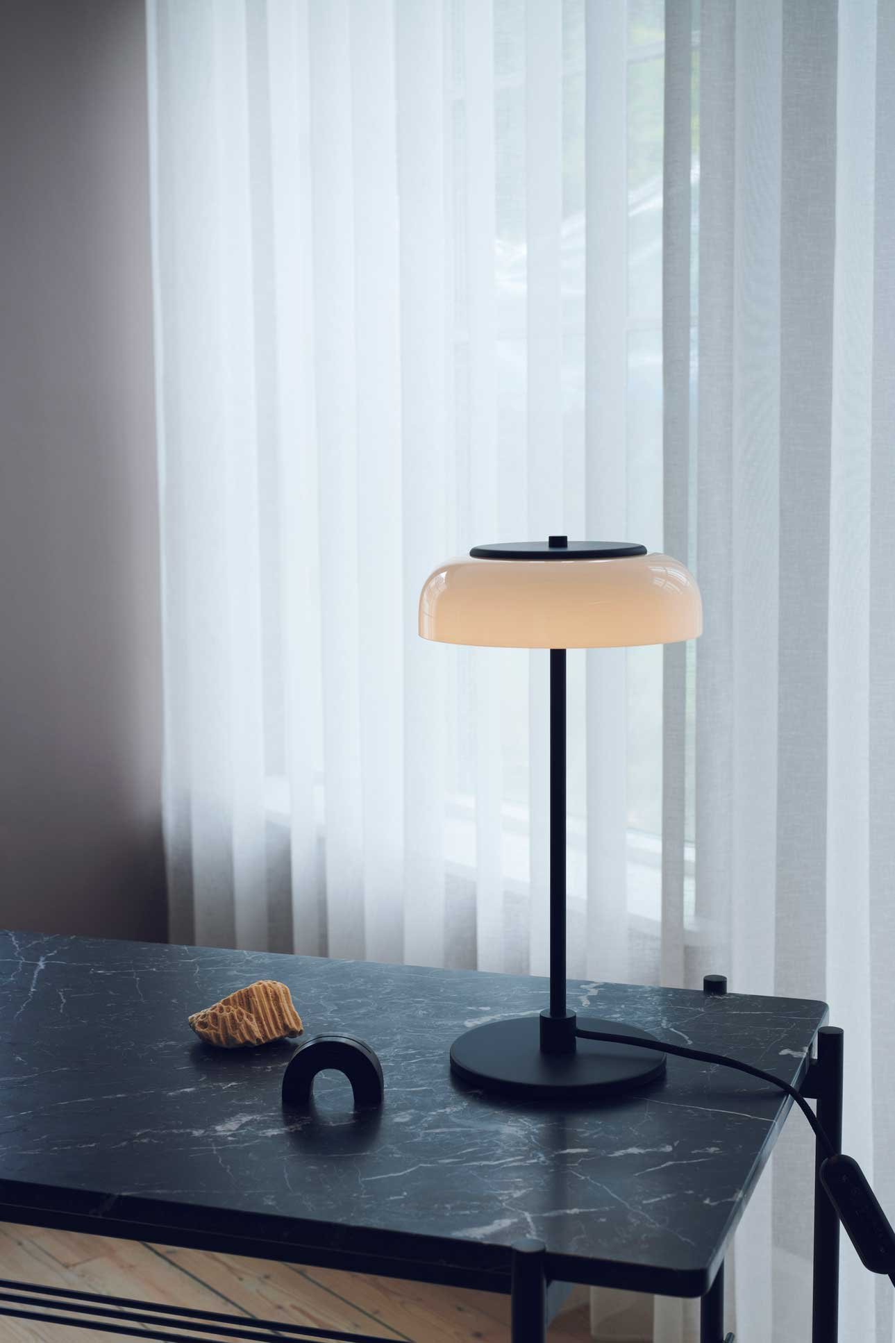 9146896 NUURA BLOSSI BORDLAMPE SORT OPAL 3