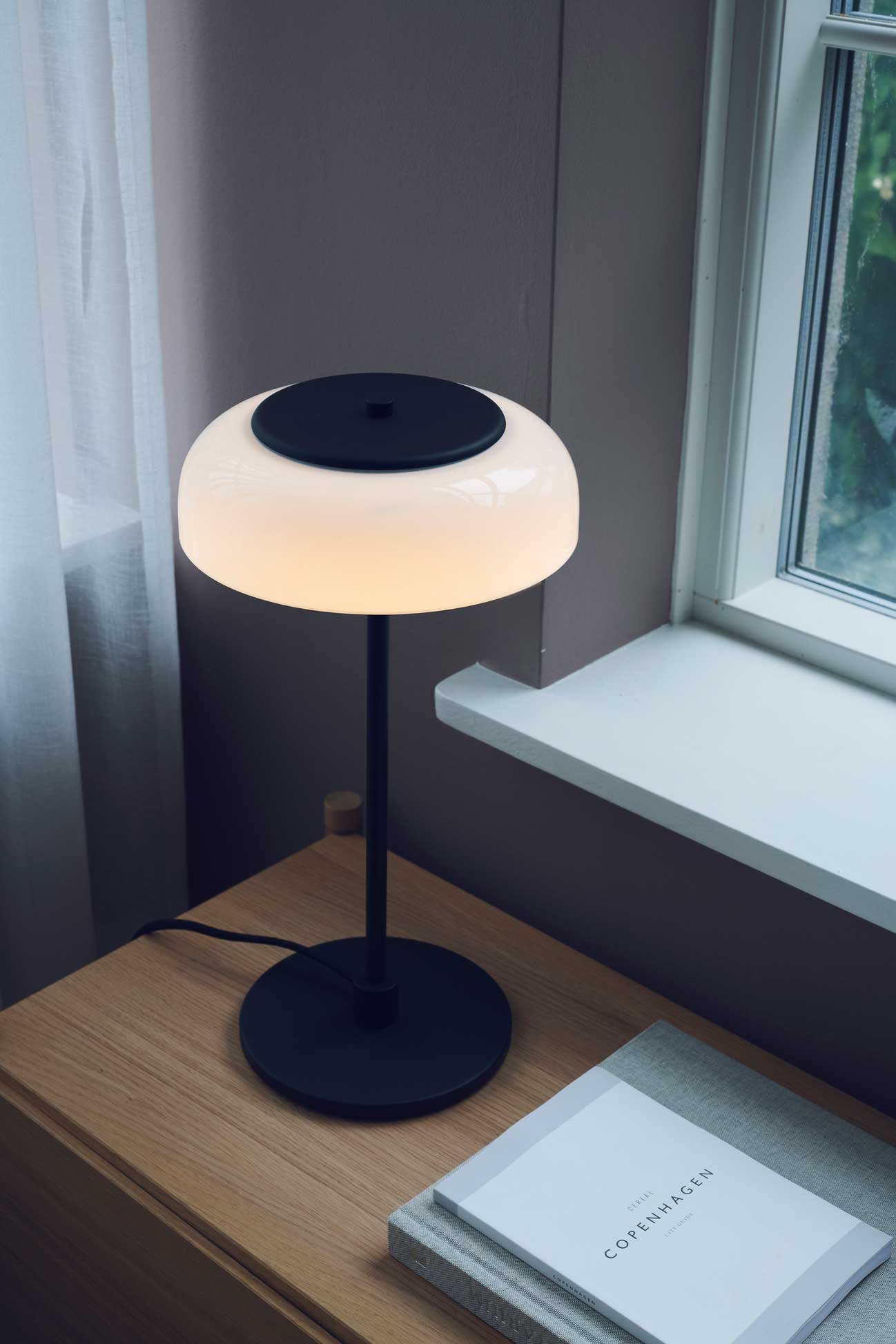9146896 NUURA BLOSSI BORDLAMPE SORT OPAL 4