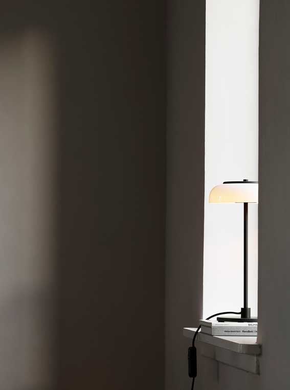 9146896 NUURA BLOSSI BORDLAMPE SORT OPAL 2
