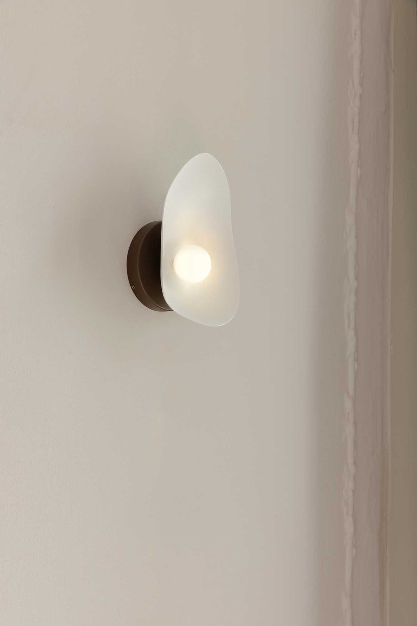 9147007 NUURA FLORII 1 VÆGLAMPE DARK BRONZE HVID 6