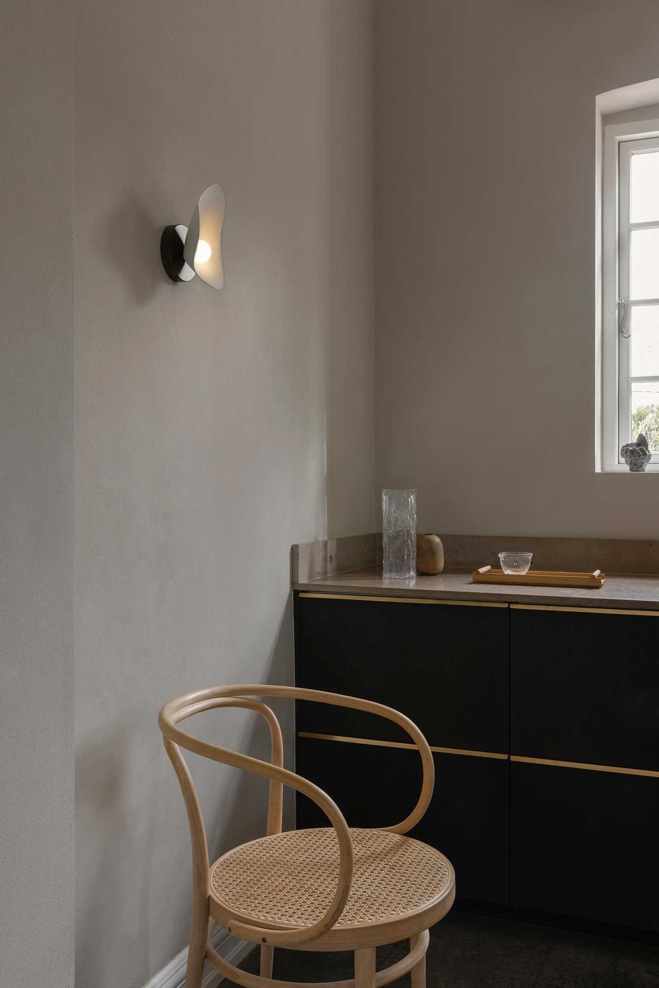 9147007 NUURA FLORII 1 VÆGLAMPE DARK BRONZE HVID 7