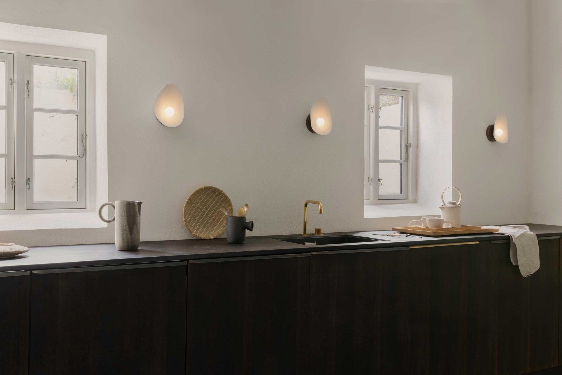9147007 NUURA FLORII 1 VÆGLAMPE DARK BRONZE HVID 8
