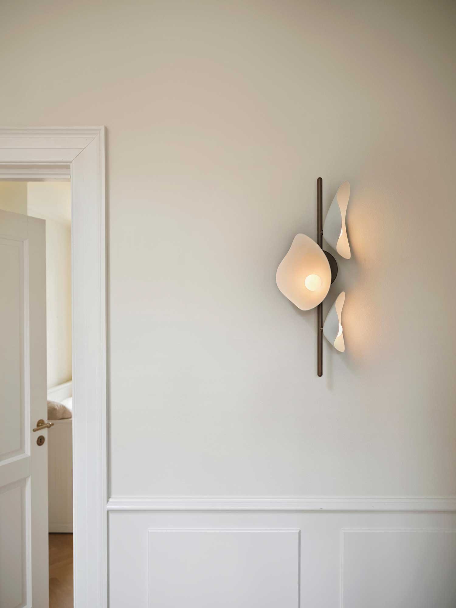 9147008 NUURA FLORII 3 VÆGLAMPE DARK BRONZE HVID 5