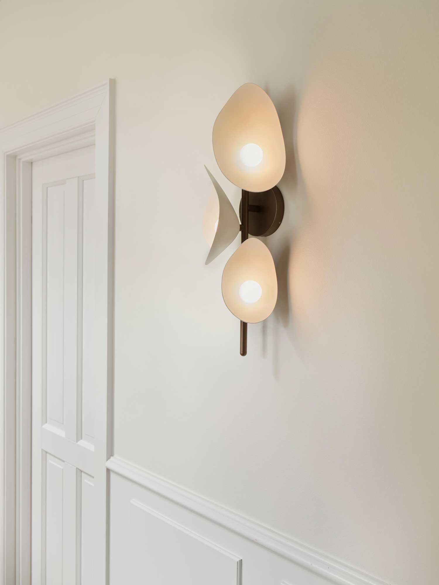 9147008 NUURA FLORII 3 VÆGLAMPE DARK BRONZE HVID 6