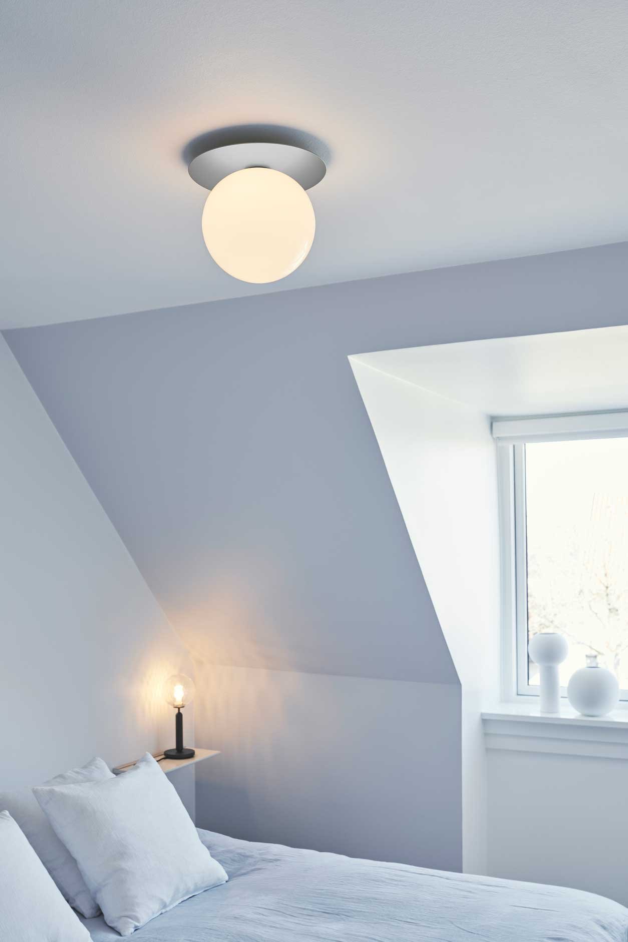 9146942 NUURA LIILA 1 LARGE VÆG LOFTLAMPE IP44 LIGHT SILVER OPAL 1 (1)