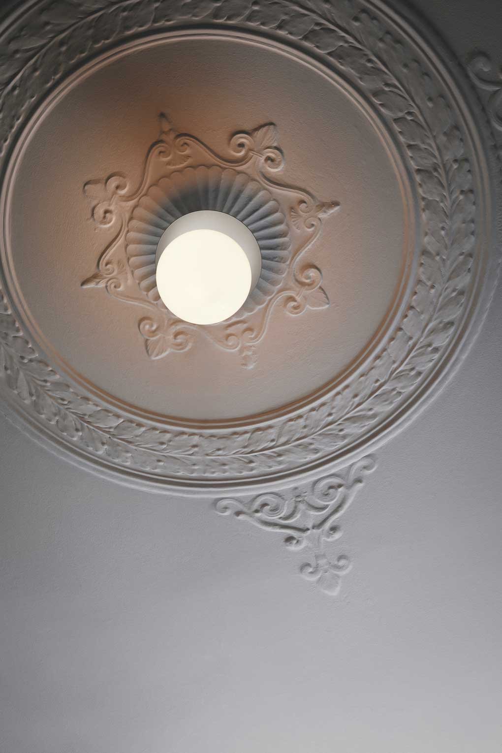 9146942 NUURA LIILA 1 LARGE VÆG LOFTLAMPE IP44 LIGHT SILVER OPAL 2 (1)