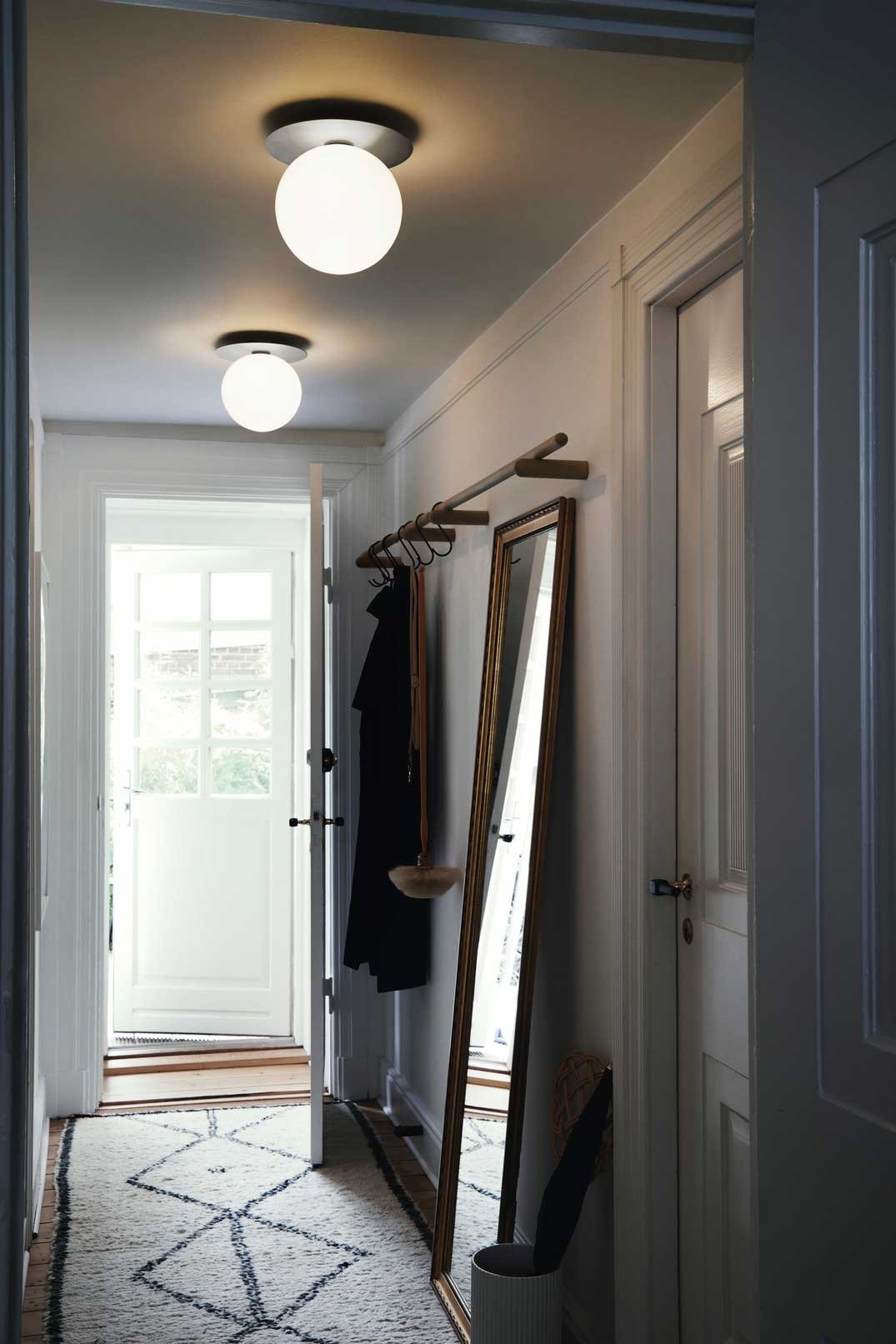 9146942 NUURA LIILA 1 LARGE VÆG LOFTLAMPE IP44 LIGHT SILVER OPAL 3
