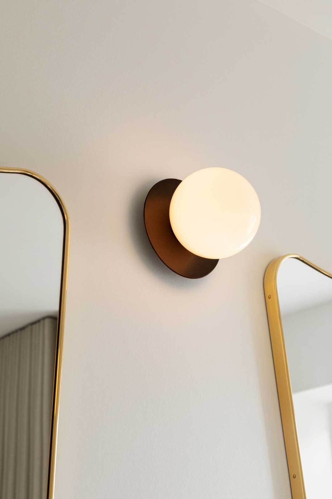 9146950 NUURA LIILA 1 MEDIUM VÆG LOFTLAMPE IP44 DARK BRONZE OPAL 6