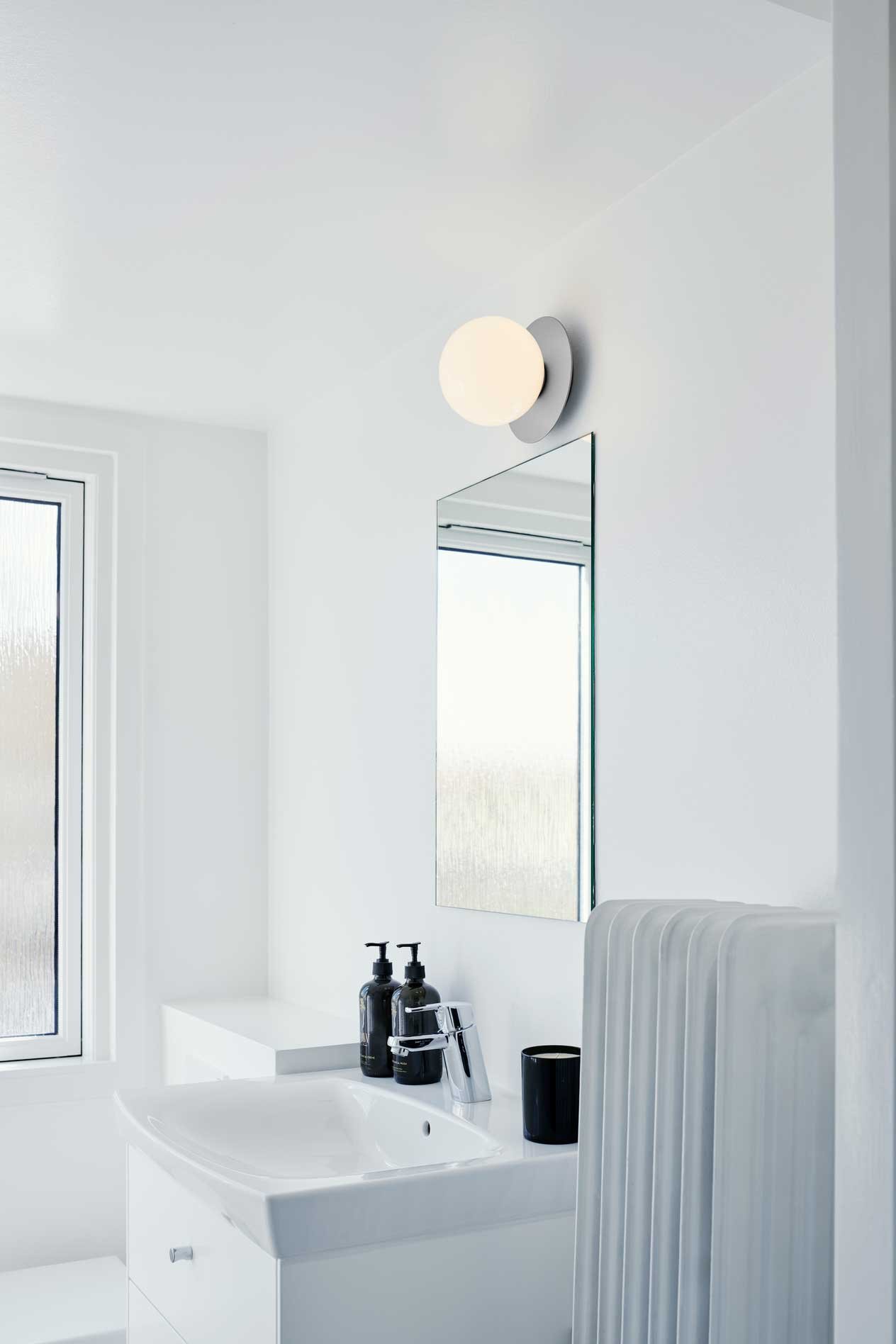 9146938 NUURA LIILA 1 MEDIUM VÆG LOFTLAMPE IP44 LIGHT SILVER OPAL 3