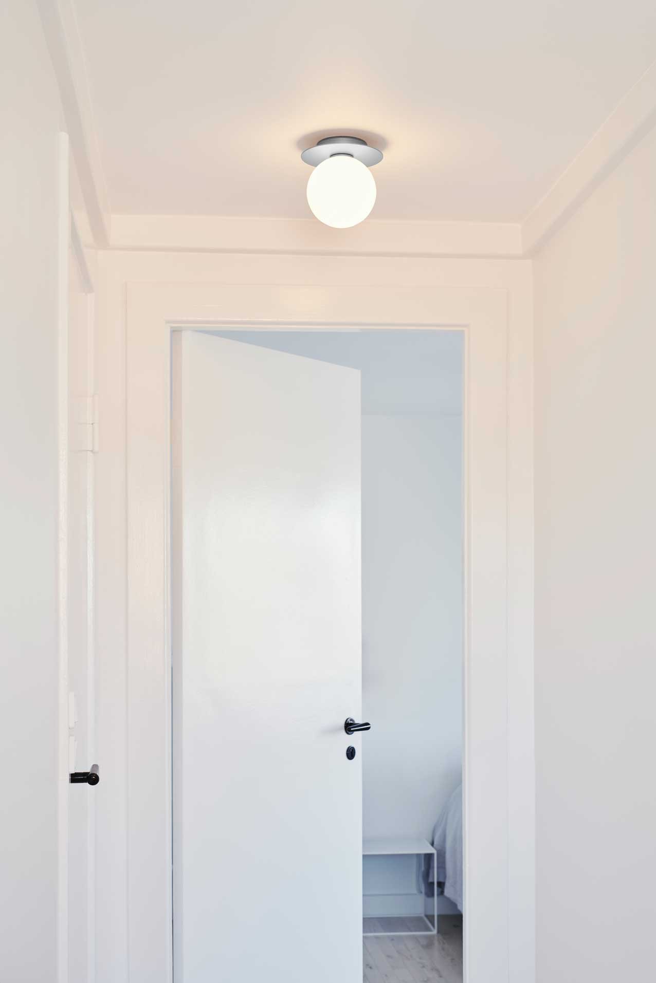 9146938 NUURA LIILA 1 MEDIUM VÆG LOFTLAMPE IP44 LIGHT SILVER OPAL 4