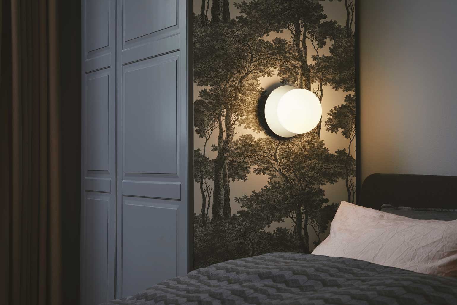 9146938 NUURA LIILA 1 MEDIUM VÆG LOFTLAMPE IP44 LIGHT SILVER OPAL 7