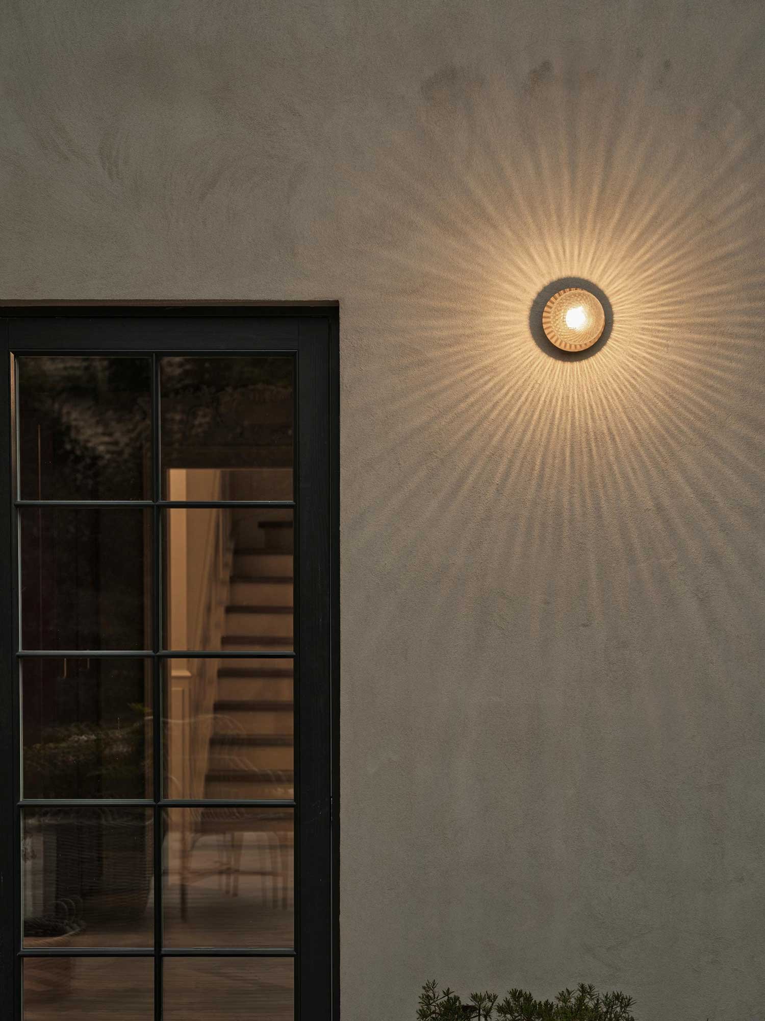 9146944 NUURA LIILA 1 OUTDOOR VÆG LOFTLAMPE DARK BRONZE OPTIC CLEAR 4