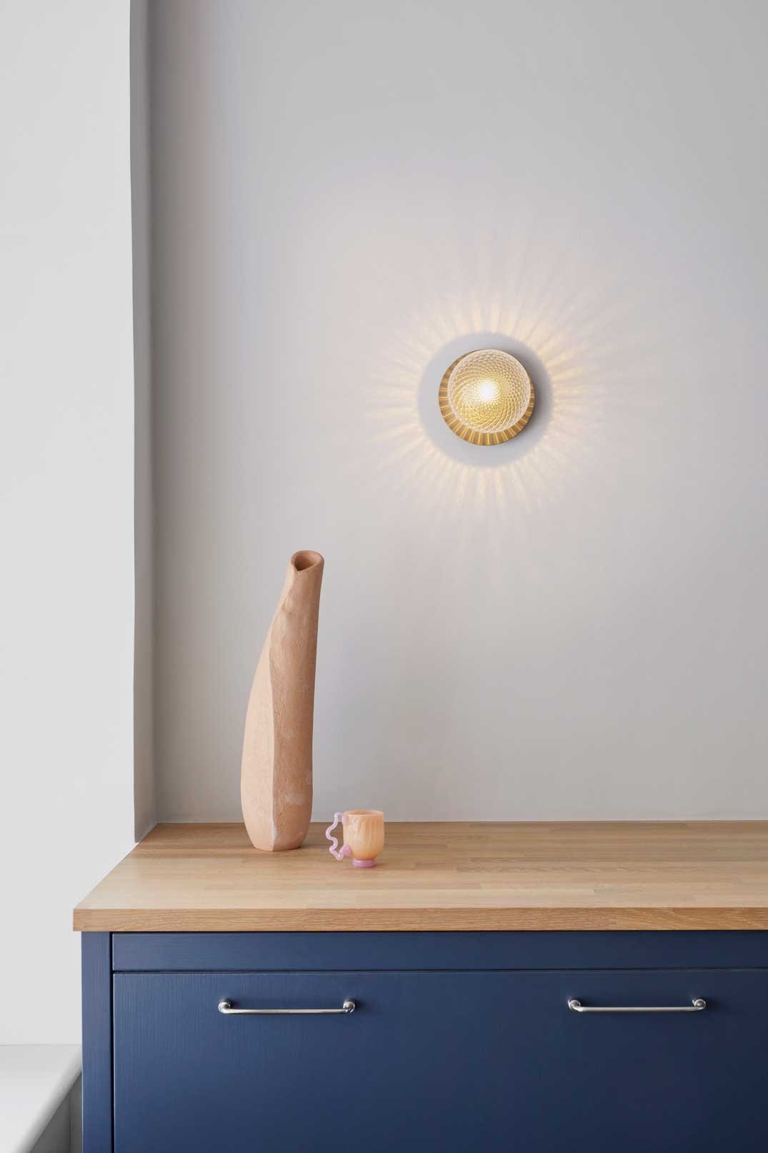9127337 NUURA LIILA 1 MEDIUM VÆG LOFTLAMPE IP44 NORDIC GOLD OPTIC CLEAR 4