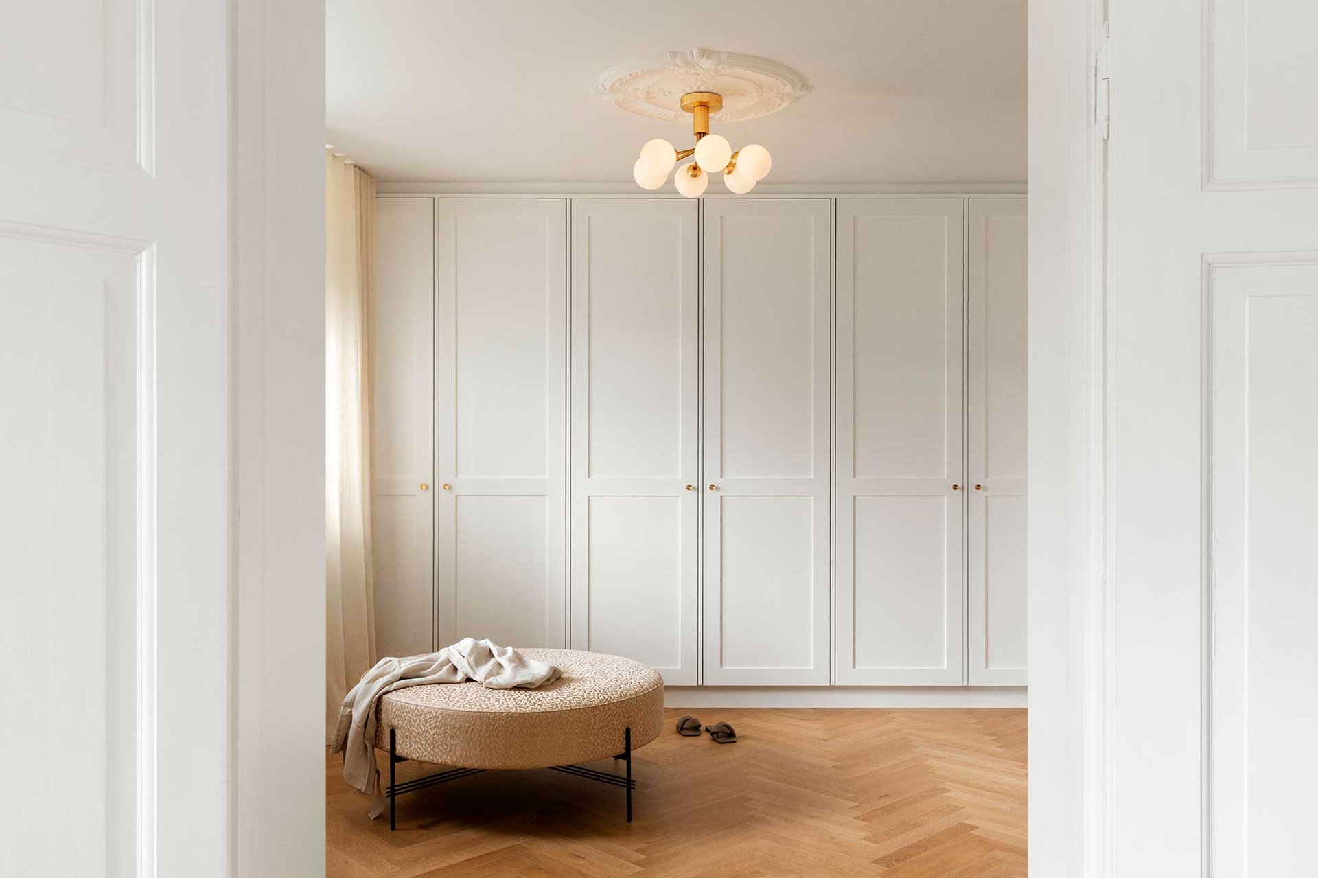 9146989 NUURA APIALES 6 LOFTLAMPE BØRSTET MESSING OPAL 3 (1)