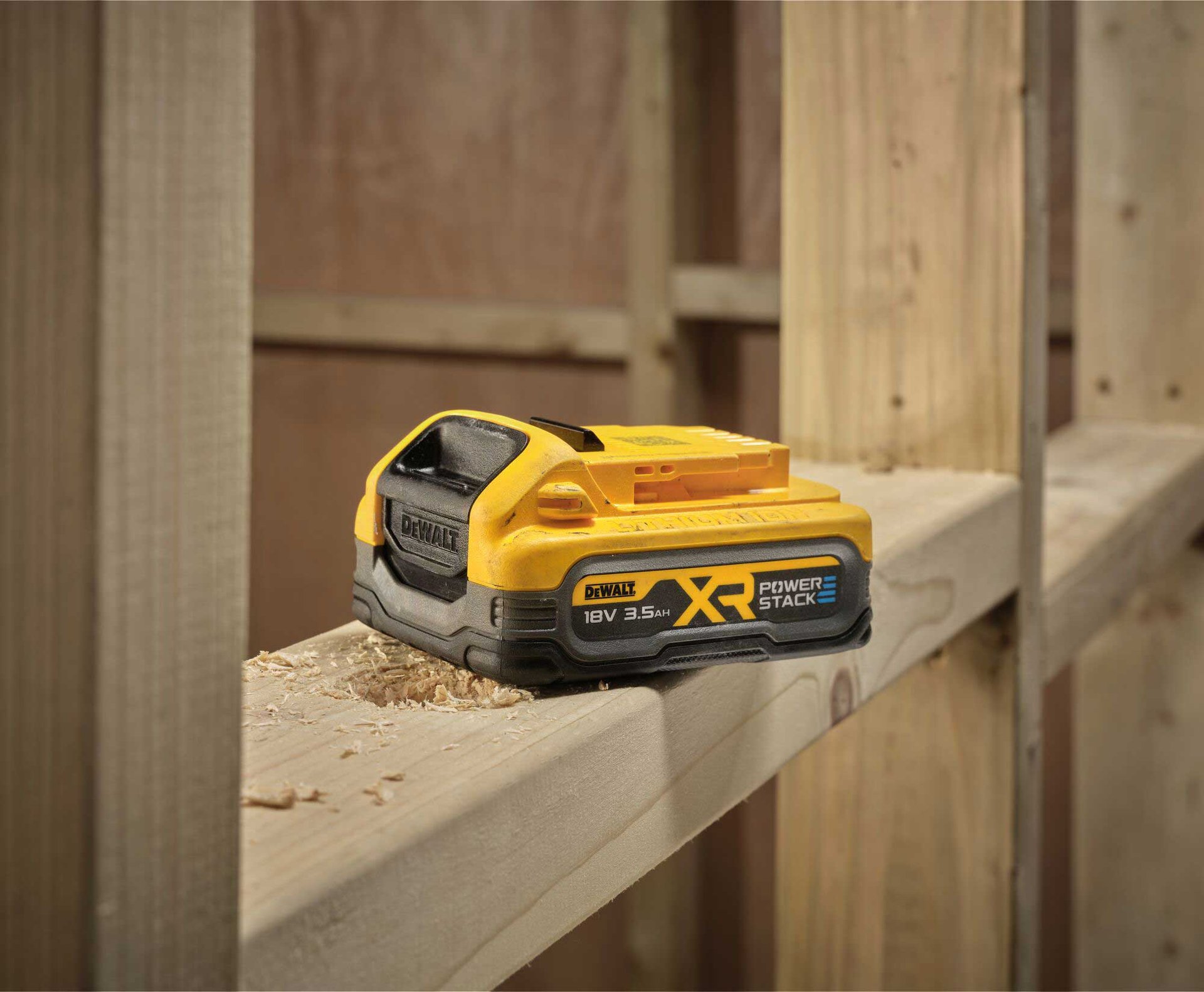 2430516 DEWALT 18V POWERSTACK BATTERI 4