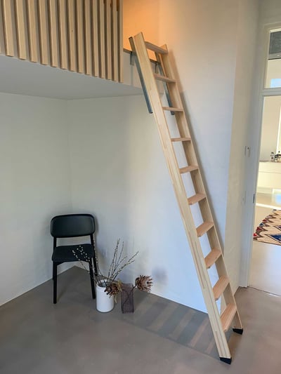 DOLLE HEMSESTIGE 40X10X207CM FYR MED BØGETRIN UDELT FSC MIX CREDIT