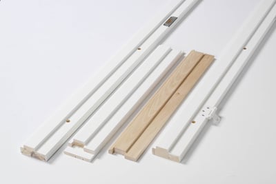SWEDOOR KARMSÆT TUNGB. VENSTRE FYR HVID M/BUND 886X2089X121MM - 094149 - FSC® MIX 70%